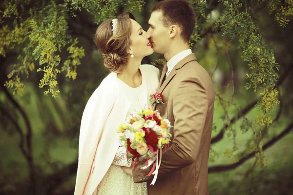 Bride and groom in summer park — Stock Photo, Image