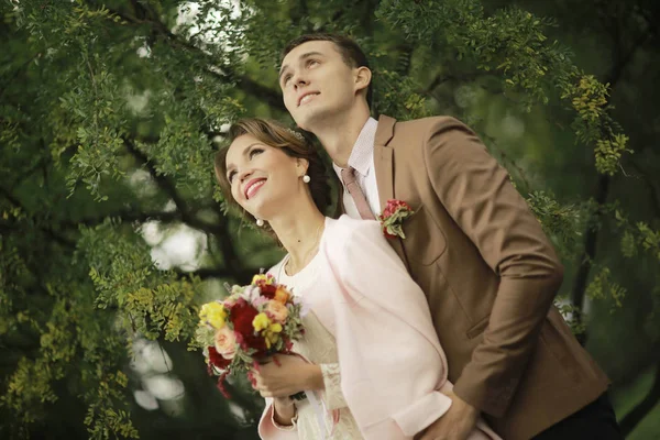 Bride and groom in summer park — Stock Photo, Image