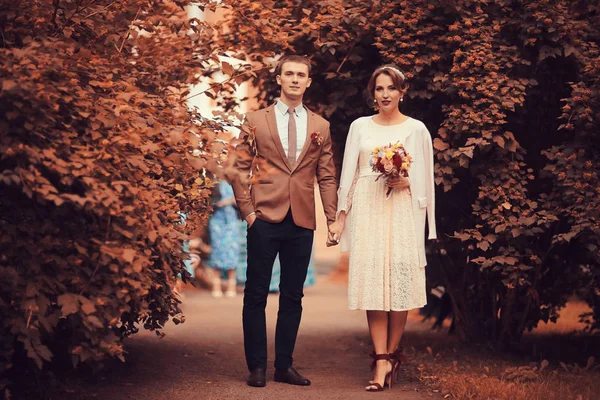 Mariée et marié dans le parc d'automne — Photo