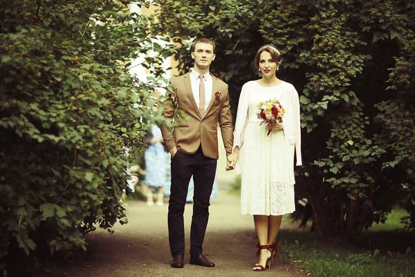 Nevěsta a ženich v letním parku — Stock fotografie