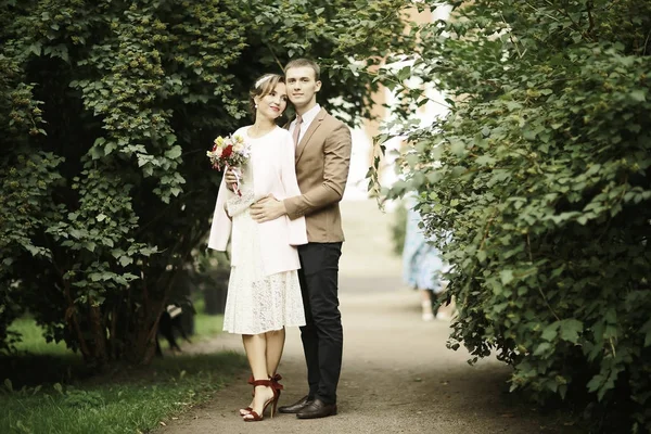 Mariée et marié dans le parc d'été — Photo