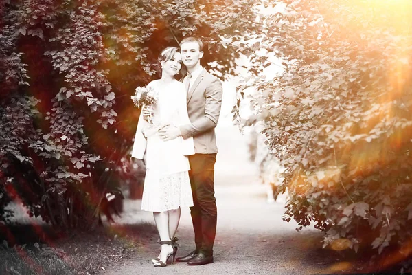 Novia y novio en el parque de verano — Foto de Stock