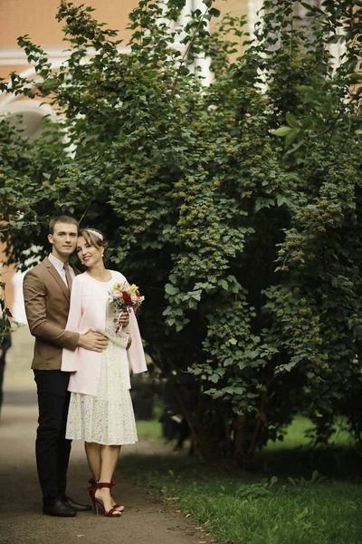 Bride and groom in summer park — Stock Photo, Image