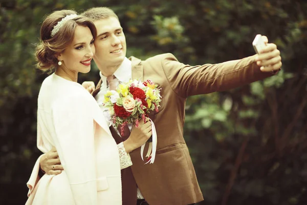 Bela Noiva Jovem Bonito Noivo Posando Parque Verão Dia Casamento — Fotografia de Stock