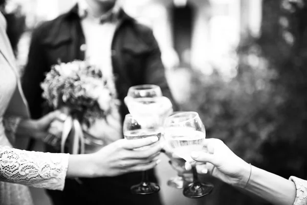 Vänner Som Spottar Glasögon Med Alkohol Närbild Glada Firande Fest — Stockfoto