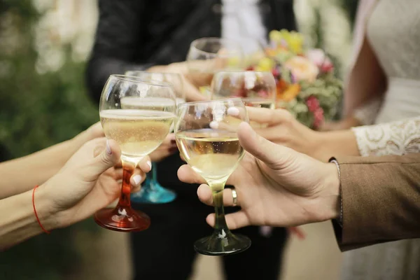 Vrienden Rammelende Bril Met Alcohol Close Gelukkig Viering Feestje — Stockfoto