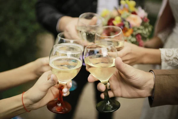 Φίλοι Που Τσούγκριζαν Ποτήρια Αλκοόλ Closeup Ευτυχισμένη Γιορτή Στο Κόμμα — Φωτογραφία Αρχείου