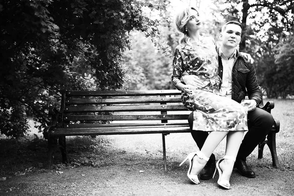 ベンチに座って愛のカップル — ストック写真
