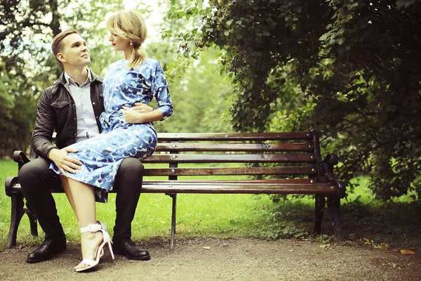 Vacker Ung Kvinna Och Stilig Man Sitter Bänken Sommaren Park — Stockfoto