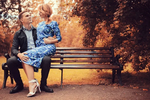 Güzel Genç Kadın Sonbahar Parkta Bankta Oturan Yakışıklı Adam Çift — Stok fotoğraf