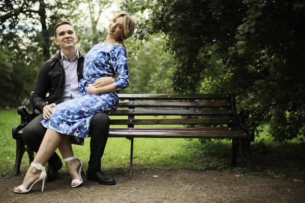 Güzel Genç Kadın Yaz Parkta Bankta Oturan Yakışıklı Adam Çift — Stok fotoğraf