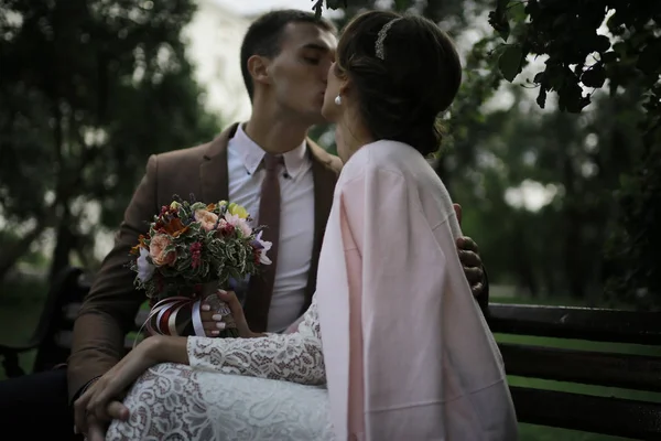 Невеста с букетом цветов — стоковое фото