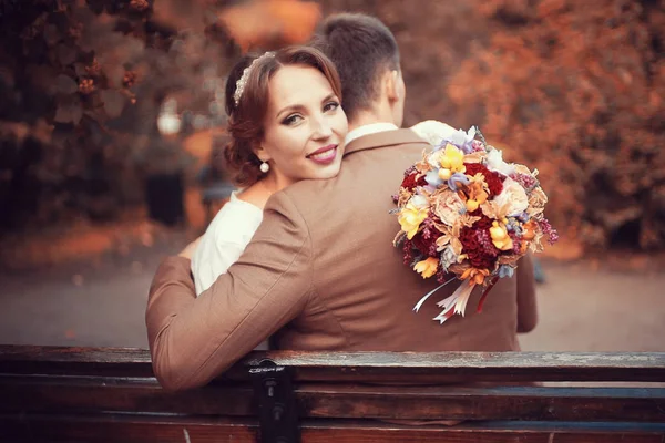 Beautiful Young Bride Bouquet Flowers Handsome Groom Sitting Bench Park — Stock Photo, Image