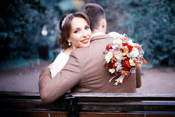 Красивая Молодая Невеста Букет Цветов Красивый Жених Сидит Скамейке Парке — стоковое фото