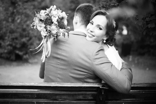 Bella Giovane Sposa Con Mazzo Fiori Bellissimo Sposo Seduto Sulla — Foto Stock