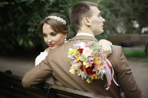 Bride and groom in park — Stock Photo, Image