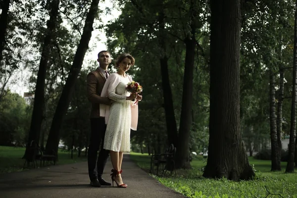 Belle Jeune Mariée Robe Blanche Beau Marié Posant Dans Parc — Photo