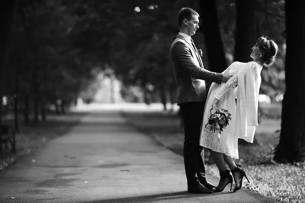 Beautiful Young Bride White Dress Handsome Groom Posing Summer Park — Stock Photo, Image