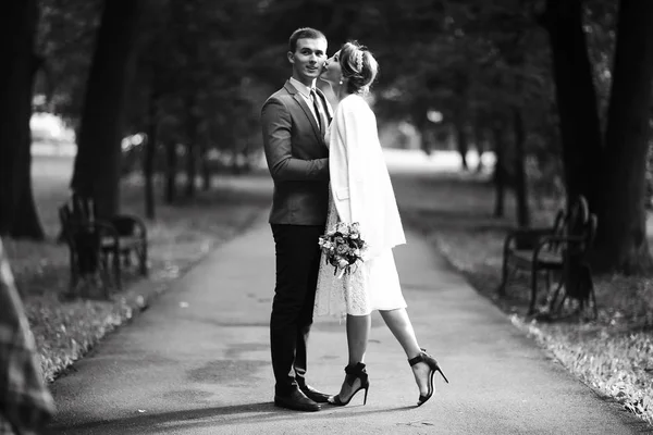 Beyaz elbise ve yakışıklı Damat Düğün gününde, siyah ve beyaz yaz parkta poz güzel genç gelin 