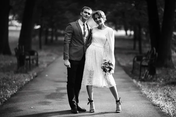 Gelin ve damat parkta