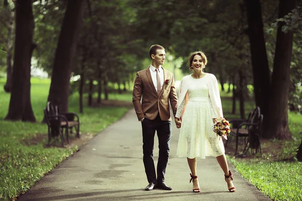 Beyaz elbise ve yakışıklı Damat Düğün gününde yaz parkta poz güzel genç gelin 