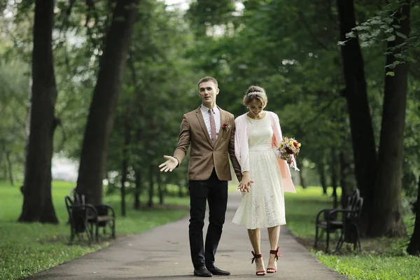 Bride and groom in summer park — Stock Photo, Image