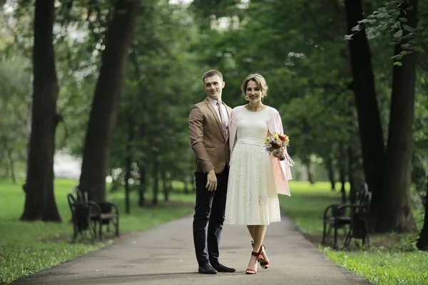 Bella Giovane Sposa Abito Bianco Bello Sposo Posa Nel Parco — Foto Stock