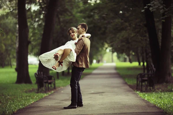 Danse de mariage de mariée et marié dans le parc — Photo