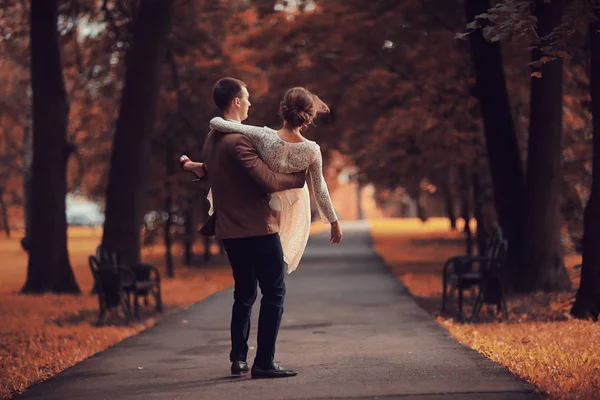 Novia y novio en el parque de otoño —  Fotos de Stock