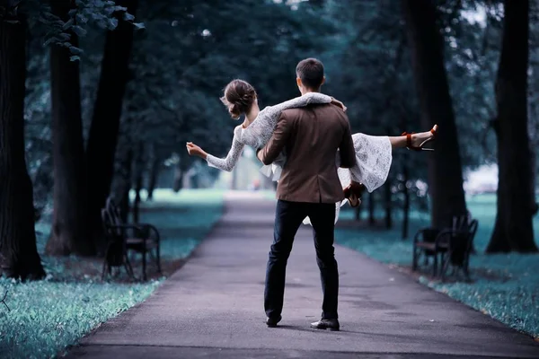 Beyaz elbise ve yakışıklı Damat Düğün gününde yaz parkta poz güzel genç gelin 