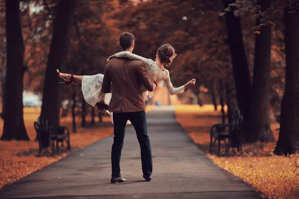 gelin ve damat sonbahar parkında