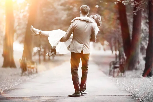 Baile de boda de novia y novio en el parque — Foto de Stock