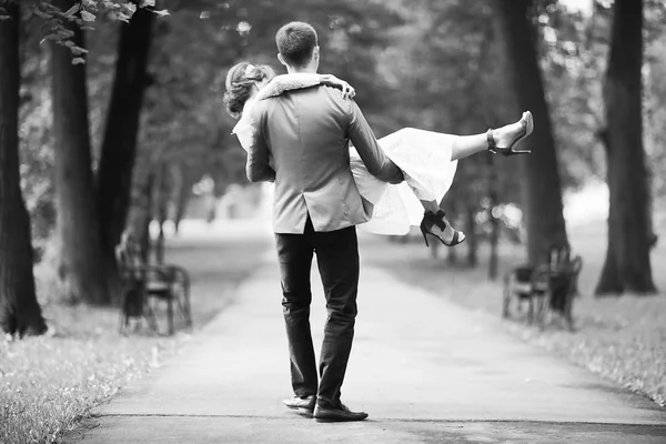 Beautiful Young Bride White Dress Handsome Groom Posing Summer Park — Stock Photo, Image