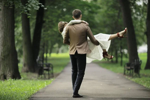 Hochzeitstanz von Braut und Bräutigam im Park — Stockfoto