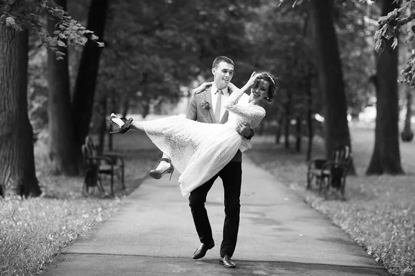 Beyaz elbise ve yakışıklı Damat Düğün gününde, siyah ve beyaz yaz parkta poz güzel genç gelin 