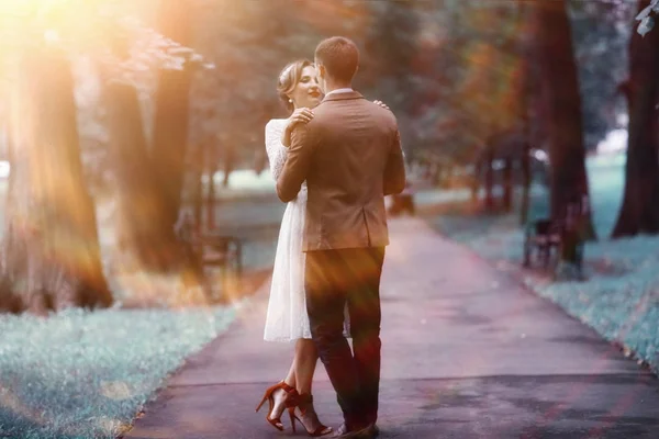 Mariée et marié dans le parc d'automne — Photo