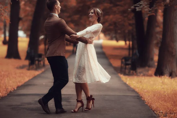 Mariée et marié dans le parc d'automne — Photo