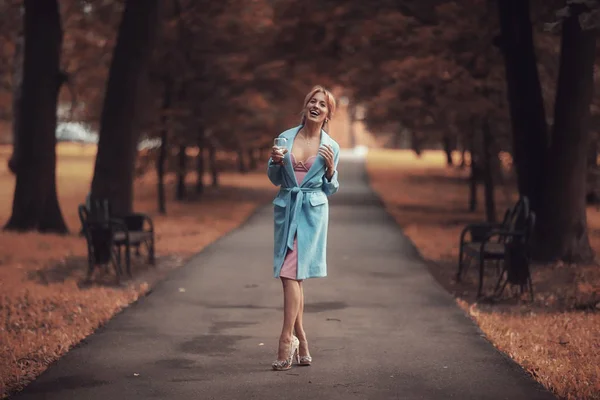 Gülümseyen Sonbahar Parkta Poz Güzel Genç Kadın — Stok fotoğraf