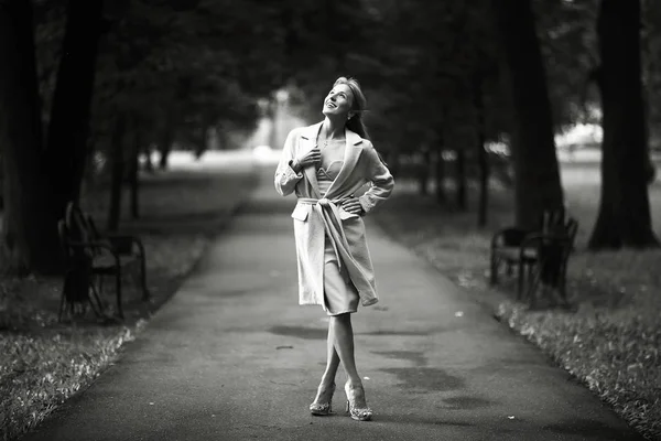 美しい若い女性笑顔と公園 黒と白でポーズ — ストック写真