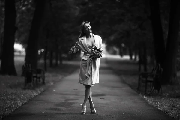 Gyönyörű Fiatal Mosolyogva Pózol Parkban Fekete Fehér — Stock Fotó