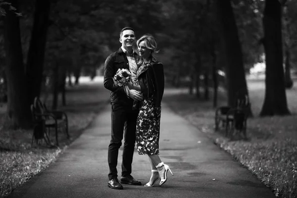 Pareja de amor en parque —  Fotos de Stock