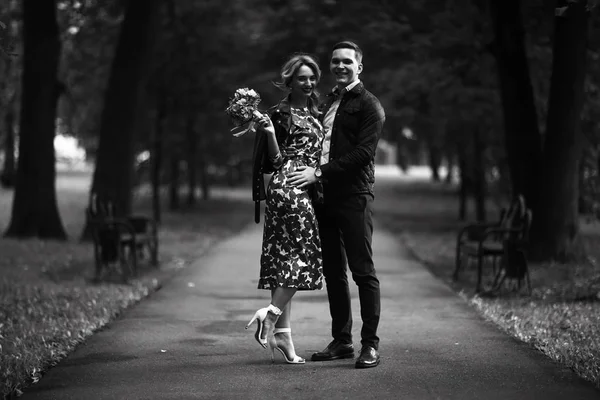 Vacker Ung Kvinna Och Stilig Kille Poserar Sommaren Park Lycklig — Stockfoto