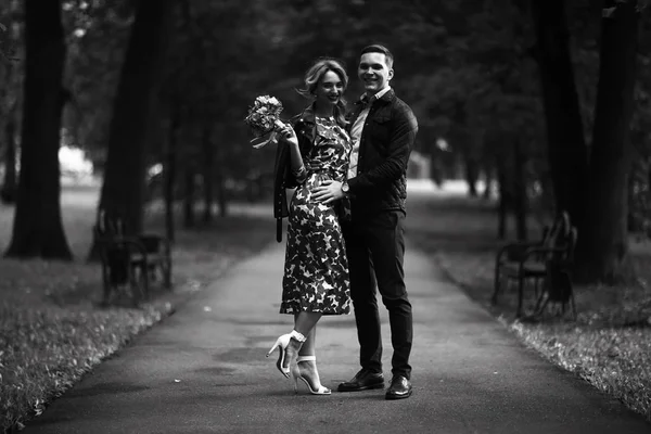 Bela Jovem Bonito Cara Posando Parque Verão Feliz Amor Casal — Fotografia de Stock