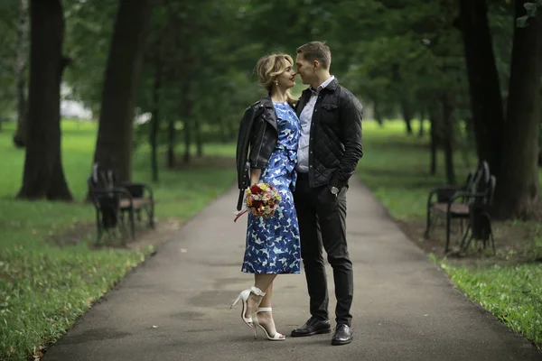 güzel genç kadın ve yakışıklı olan yaz parkta poz. Mutlu aşk çift açık rahatlatıcı 