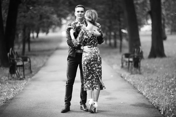 Bela Jovem Bonito Cara Posando Parque Verão Feliz Amor Casal — Fotografia de Stock