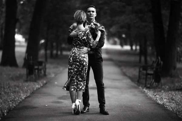 güzel genç kadın ve yakışıklı olan yaz parkta poz. Mutlu aşk çift açık rahatlatıcı 