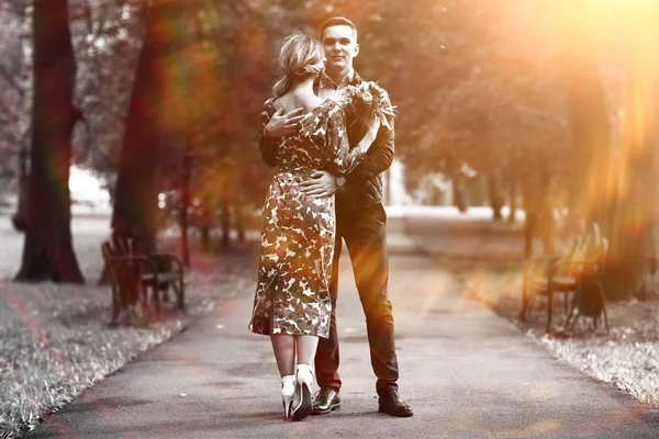 güzel genç kadın ve yakışıklı olan yaz parkta poz. Mutlu aşk çift açık rahatlatıcı 