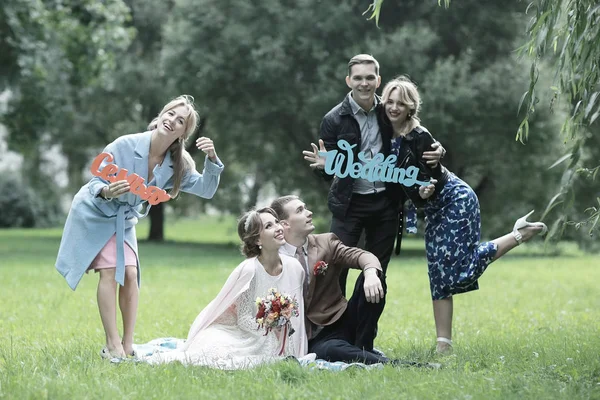Güzel Genç Nedime Mutlu Gelin Damat Düğün Gününde Yaz Parkta — Stok fotoğraf
