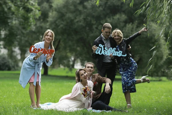 Schöne Junge Brautjungfern Glückliche Braut Und Bräutigam Die Hochzeitstag Spaß — Stockfoto