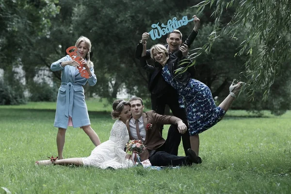 güzel genç nedime, mutlu gelin ve Damat Düğün gününde yaz parkta eğleniyor 